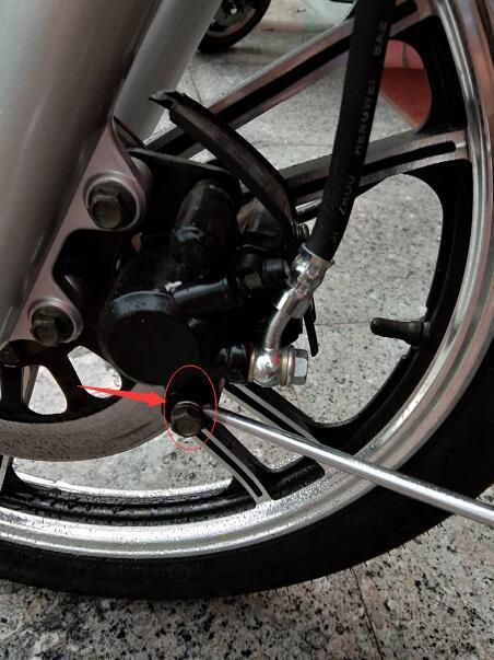 修车师傅忽略了一个细节，导致这辆豪爵125太子车没力