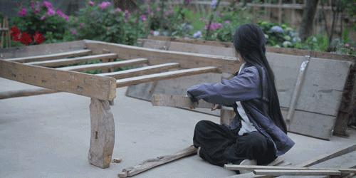 用废弃木床做书架,多功能流觞曲水桌