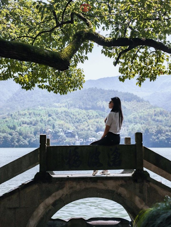 桐庐夜游富春山居景区,桐庐富春江夜游和白天游