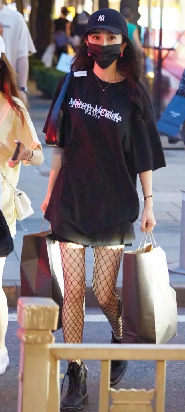 杨幂穿连体短裤时尚大片,杨幂现身粉色风衣配短裤