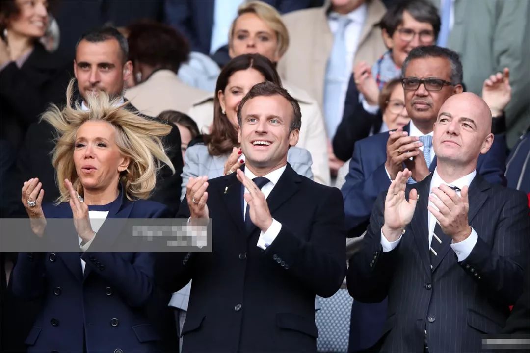 66岁法国第一夫人陪老公看球,双手抱胸气场足,马克龙竟变成陪衬