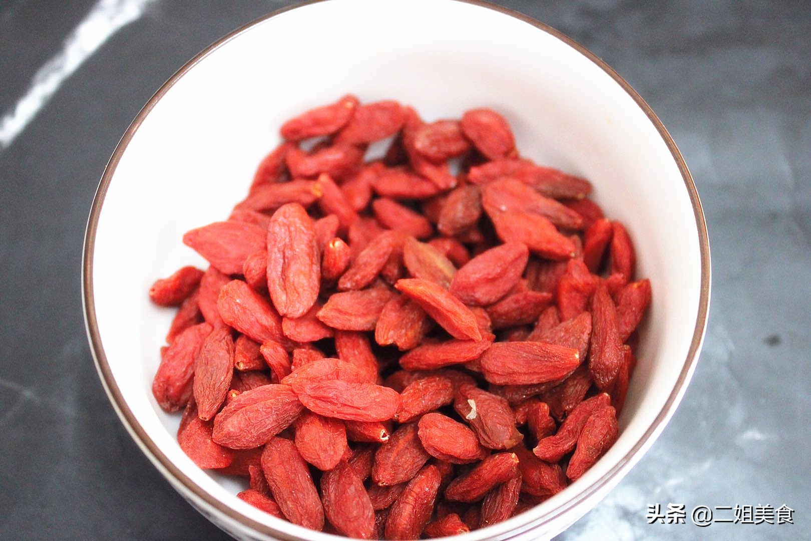 枸杞有点潮湿可以用烤箱烤干吗,枸杞存放不当容易发粘发霉