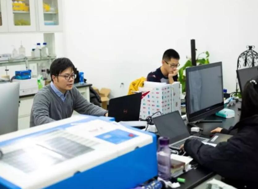 国际关注！江苏80后教授成果被美国永久收藏，近日还把校训写进DNA！