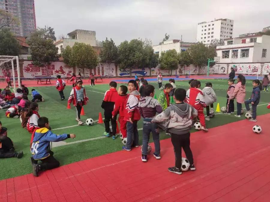 幸福小学举行校园足球联赛,邓州市校园足球比赛