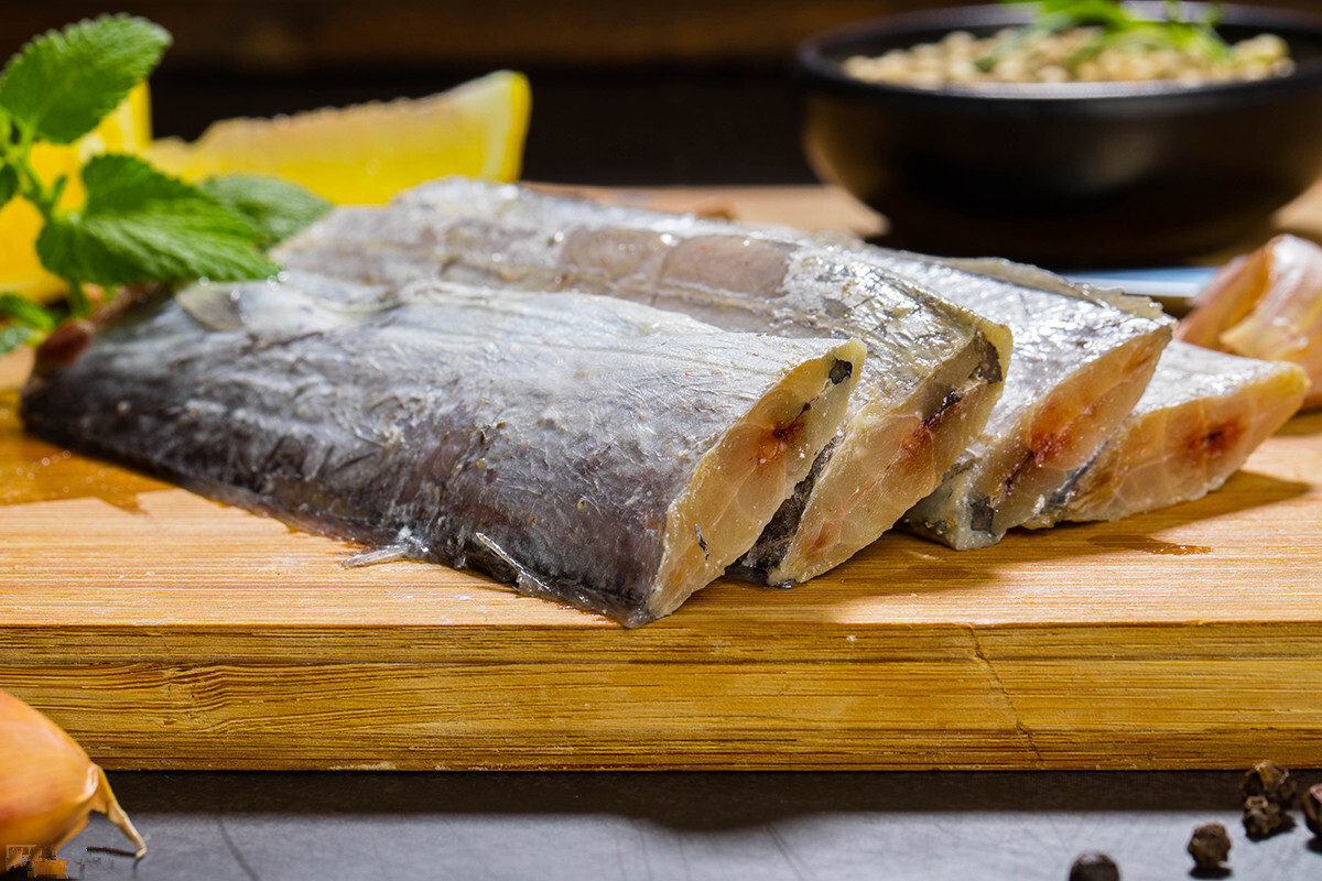 买带鱼时,记住选择“三小一厚”,条条细嫩鲜美,鱼腥味小