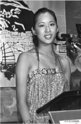 42年后，再看霍震霆和朱玲玲的请柬，依旧有质感，用语现老式豪华