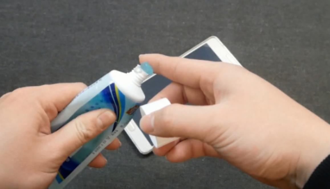 怎么擦手机屏幕才干净不会有污迹,手机屏幕用湿抹布擦