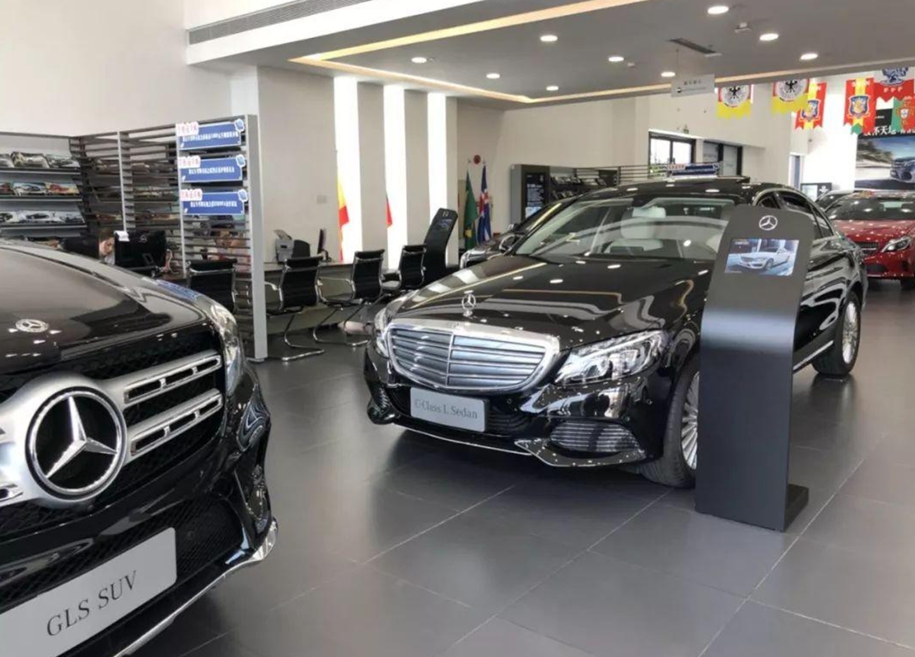 买车贴膜是不是全部免费贴膜,买新车4s店为什么不给手续