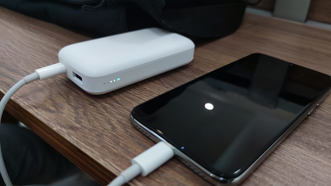 aigo充电宝10000毫安,aigo充电器20w快充版