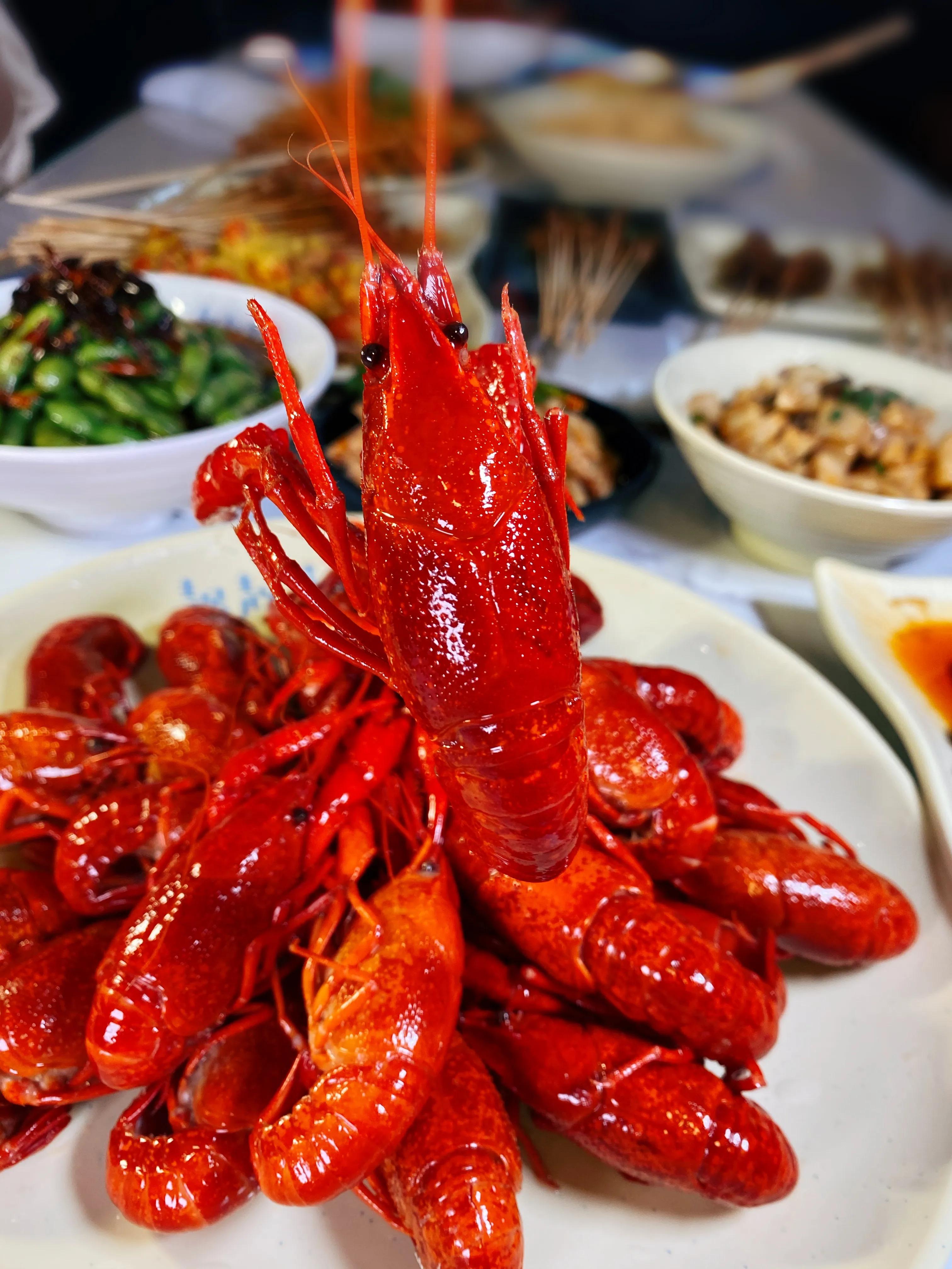 没想到西安这家饭店，把虾做出了各种“花”，排队吃虾人真多