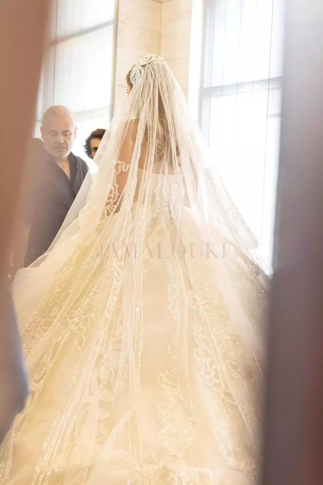 15万颗施华洛世奇水晶,eliesaab婚纱