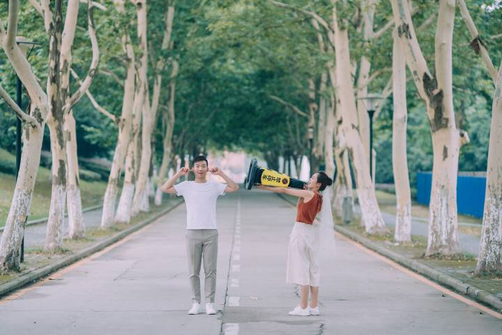 见证你从校服到婚纱的爱情,希望你也能遇到从校服到婚纱