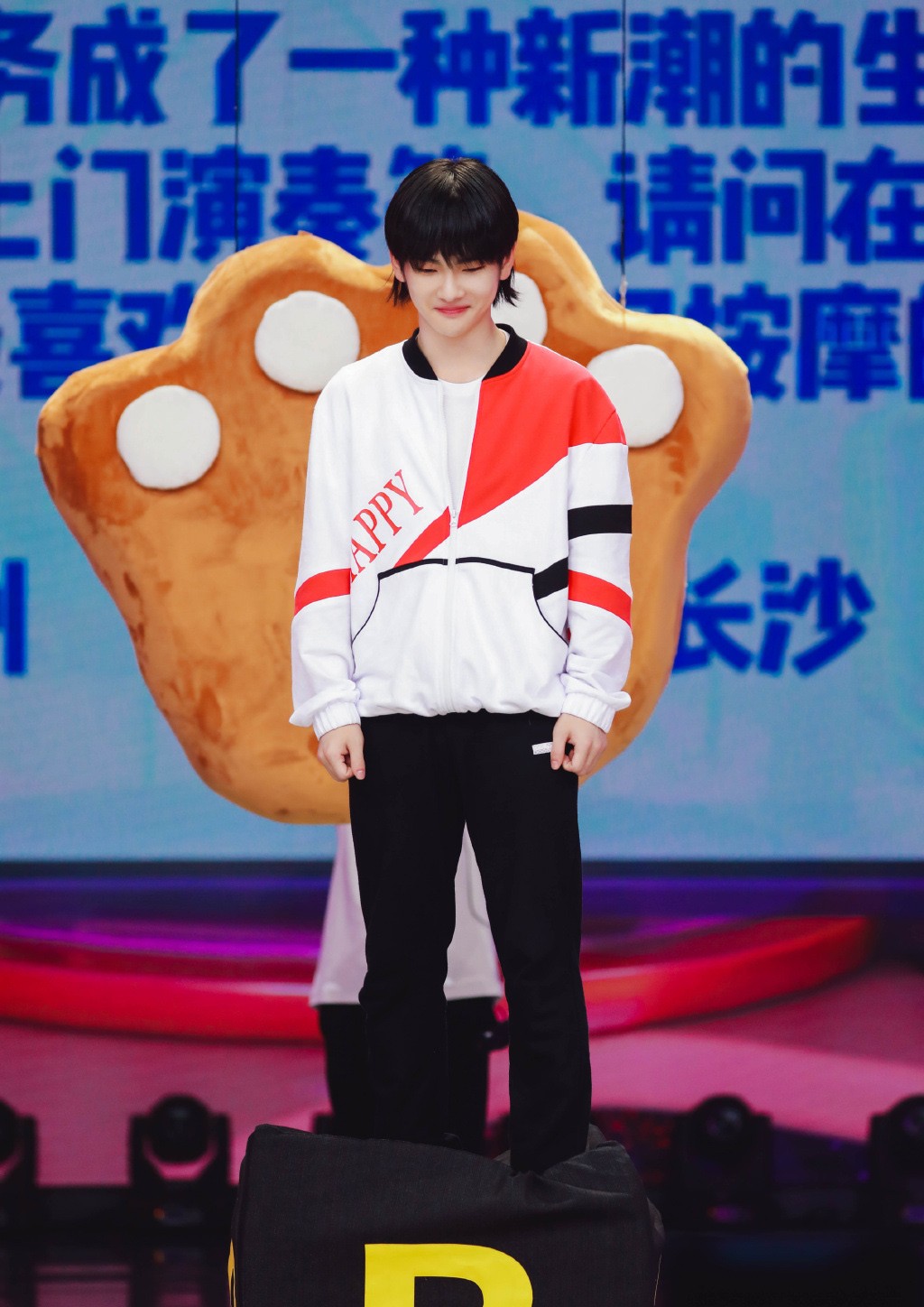 周震南芭莎男士实体刊封面,周震南绿色外套搭配