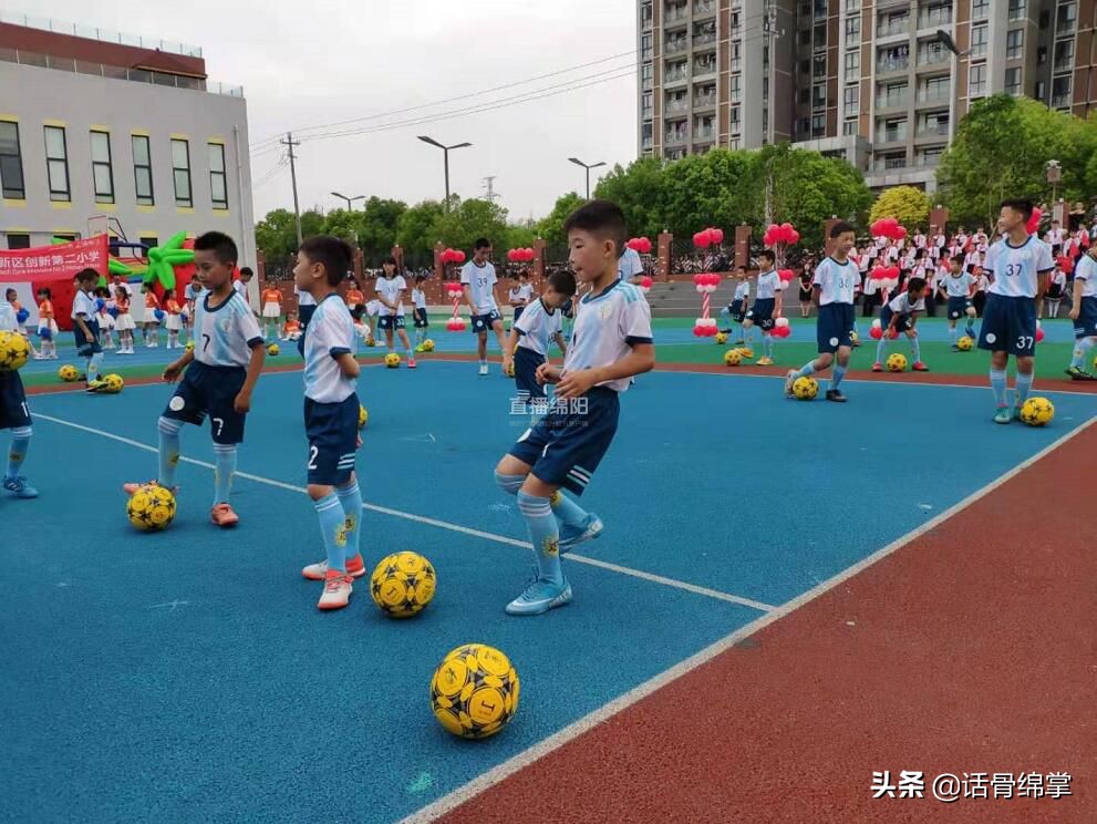 学习之外这里的孩子足球、书法、唱歌、跳舞……样样行