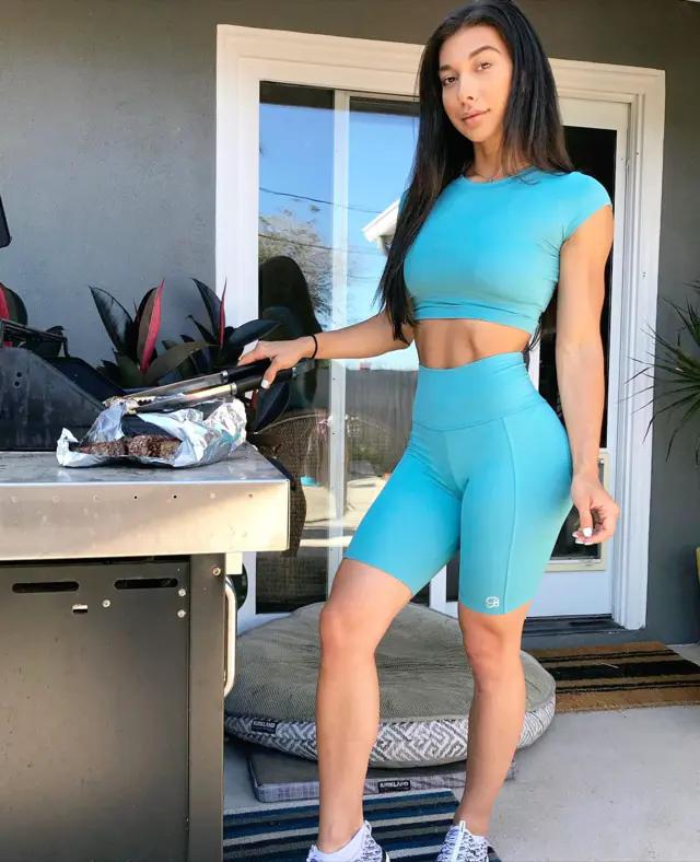 比基尼健身日常练背,女人哑铃三角肌训练方法