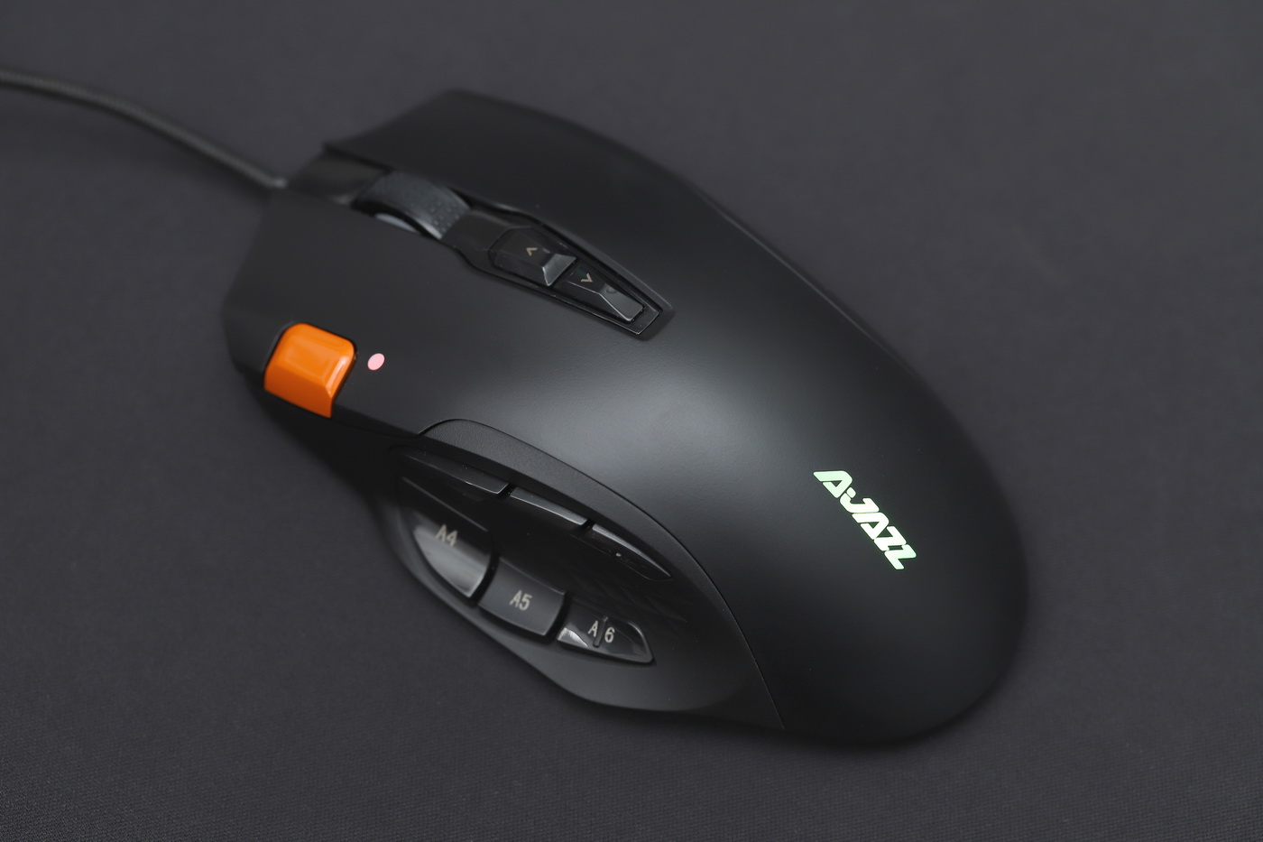 硬核工艺65g不打孔轻量化游戏鼠标,测评吃鸡单手键盘鼠标推荐