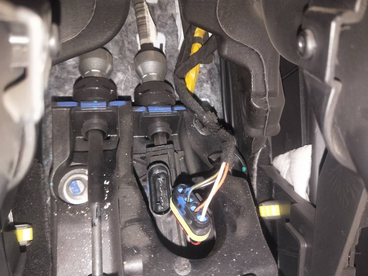 一键启动离合踏板上的传感器线,汽车一键启动离合器坏了如何起步