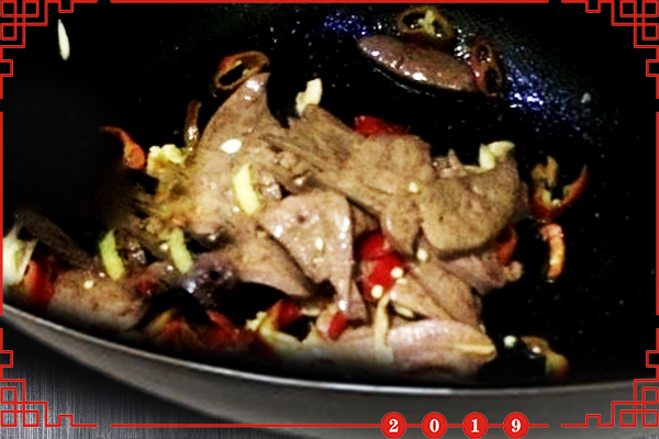 猪肝怎么炒好吃又嫩简单家常做法,猪肝怎么炒又脆又嫩的步骤