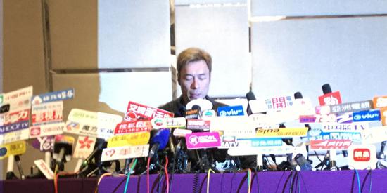 杨烁携家人出游夫妻同框似两辈人,杨烁陈赫