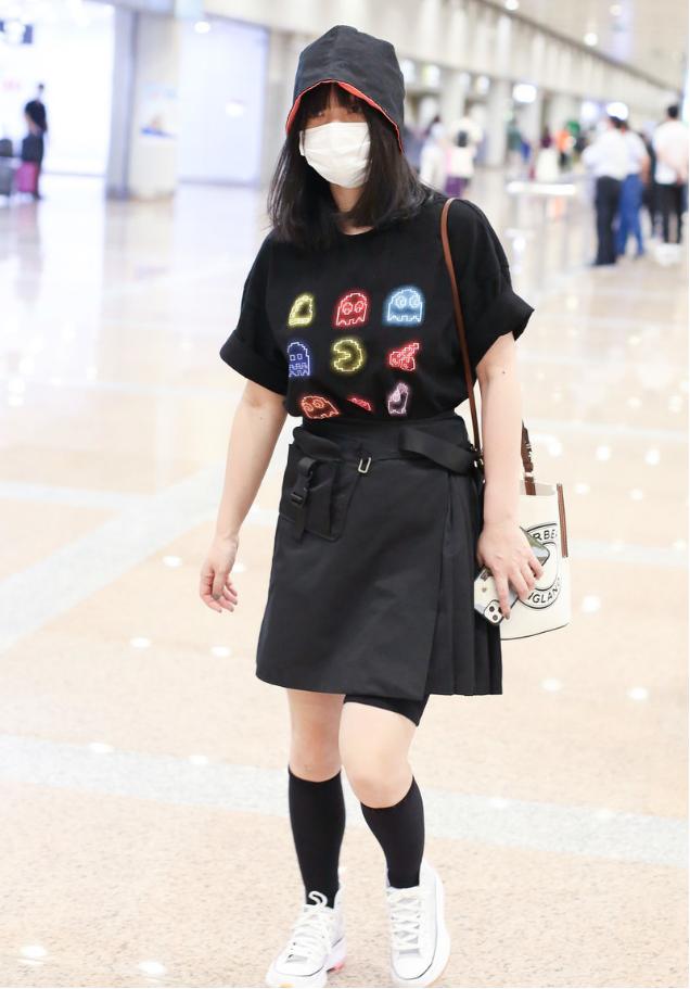 柳岩穿吊带裙红裙,柳岩穿足球服图片