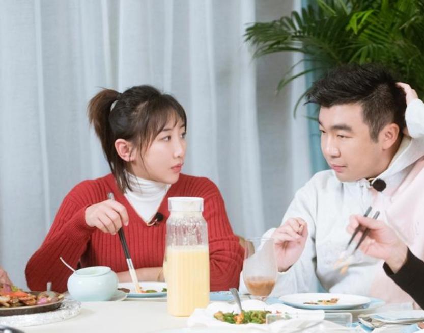 男星没钱太寒酸，初见女友家长送大葱，准岳父说其没出息