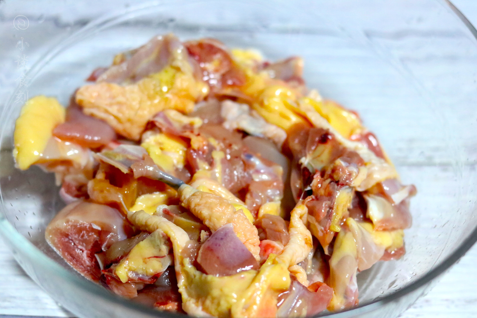 烧鸡为什么要炸一下再做,烧鸡要不要去血水