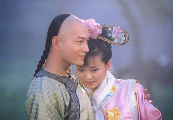 22岁嫁入豪门的“晴格格”，被亲儿子骂的王艳现在怎么样了？