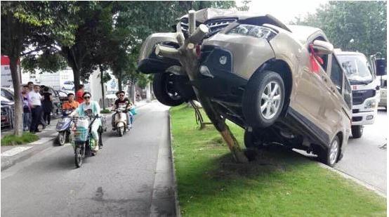 科目二起步刹车是轻踩还是踩死,科目二刹车可以踩到底吗