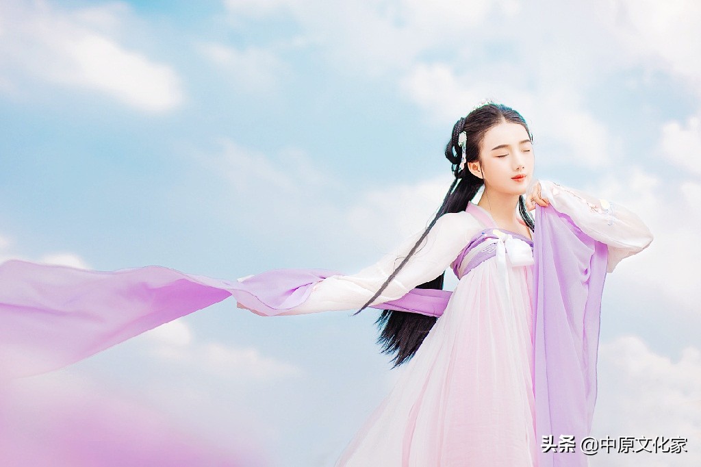 唐代女人上穿短襦或衫下着长裙，佩披帛，显得如此高贵而自信