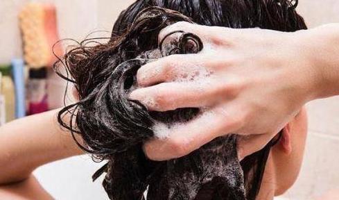 刚洗完头就有大量头皮屑怎么治,刚洗完头头皮屑很大块是什么原因