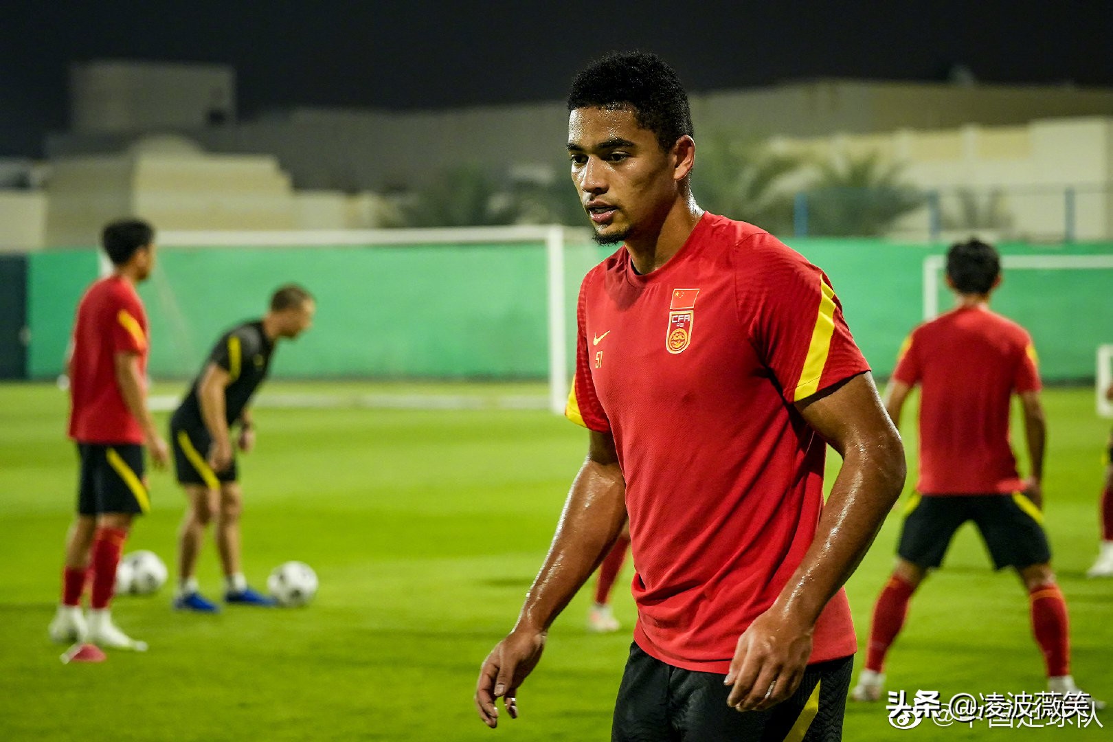 国足沙迦场地首训：蒋光太吴曦汗涔涔，王大雷腰部不适缺席