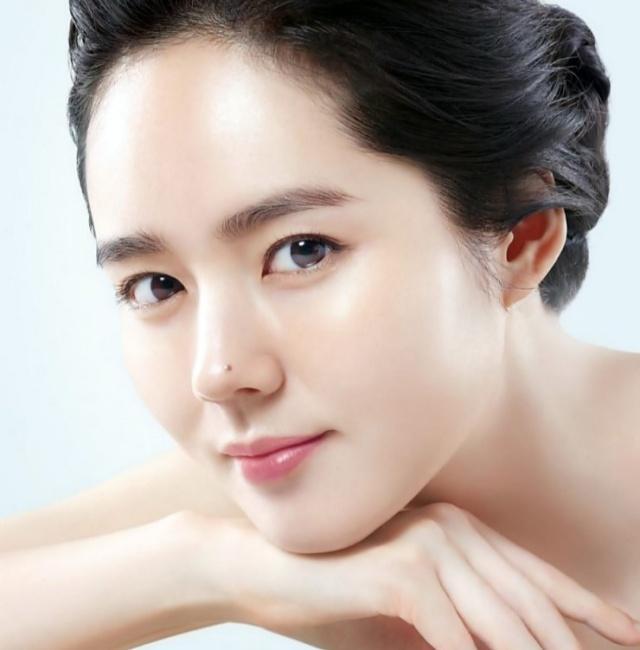 女人脸上长黑痣分析图,女人印堂有黑痣异性缘好不好