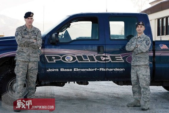 空军宪兵第四部分：安全部队制服配饰中的特色元素