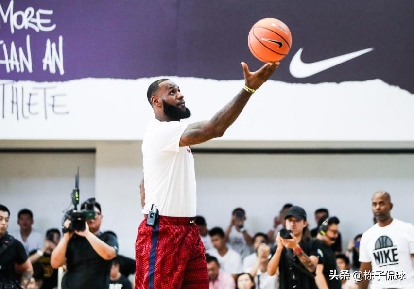 NIKE与詹姆斯出现矛盾？美媒：NIKE因球衣囤货，不允许他更换号码