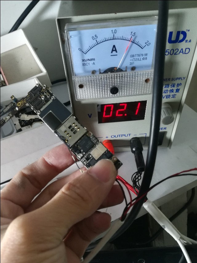 苹果6不开机插电无限重启,苹果6不开机一闪而过