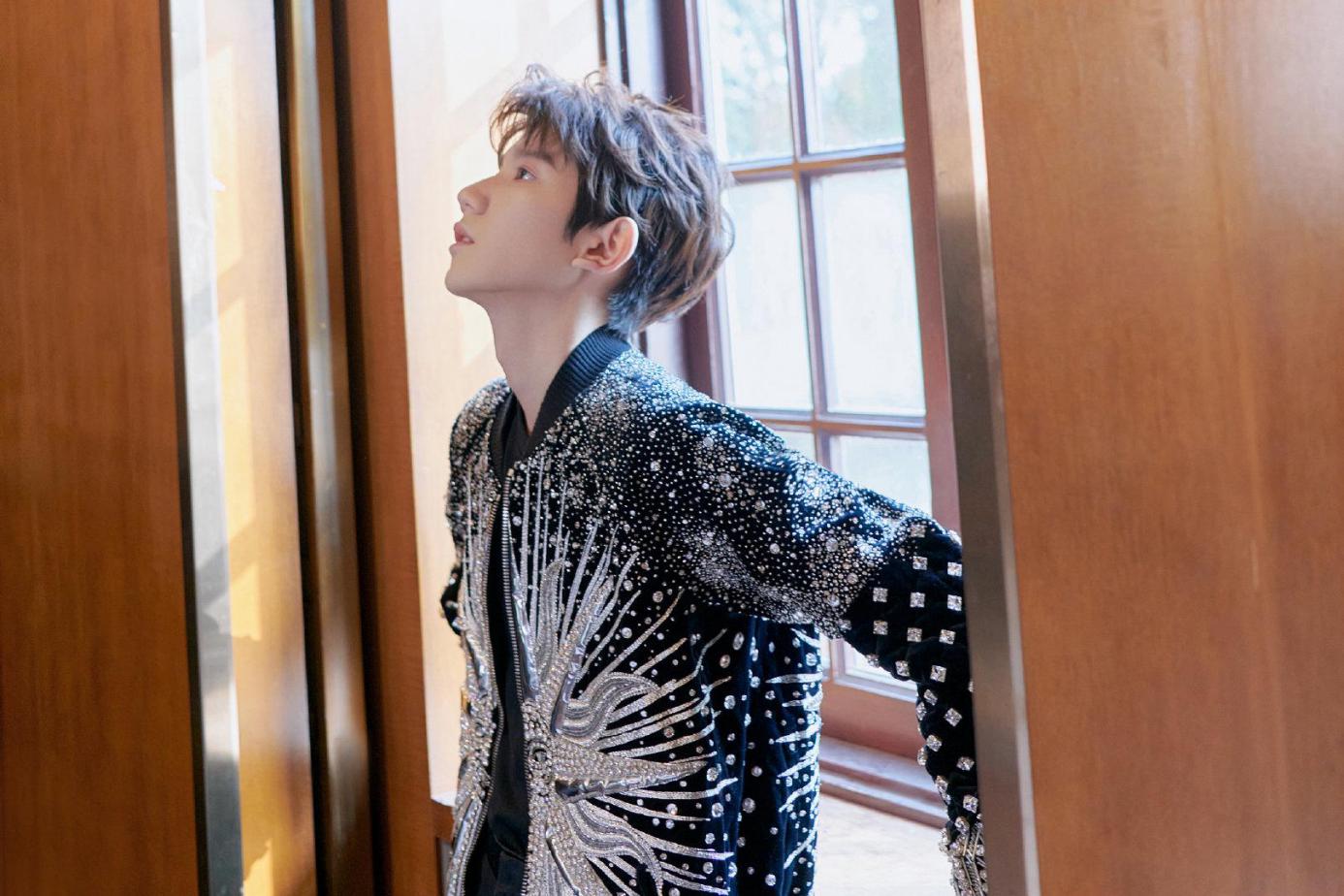 王源高低腿绝技第一次尝试笑翻了,王源说的自拍方法