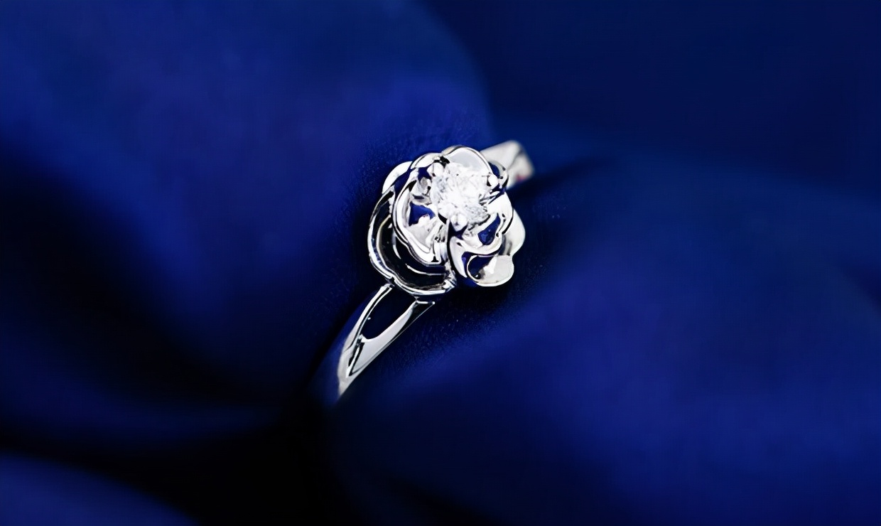 怎样挑选钻戒的正确方法,怎么挑选适合自己的钻戒