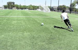 实战简单过人技巧,双变向过人如何做到精髓