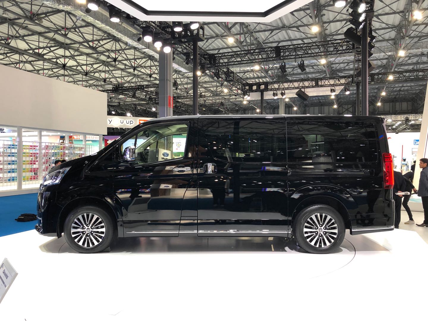 2019东京车展预热重磅新车早知道,路上偶遇丰田全新granace