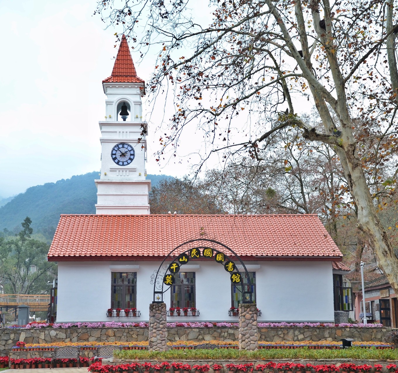 一座白楼，青山环绕，云卷雾舒～享受在莫干山野的娴静自由