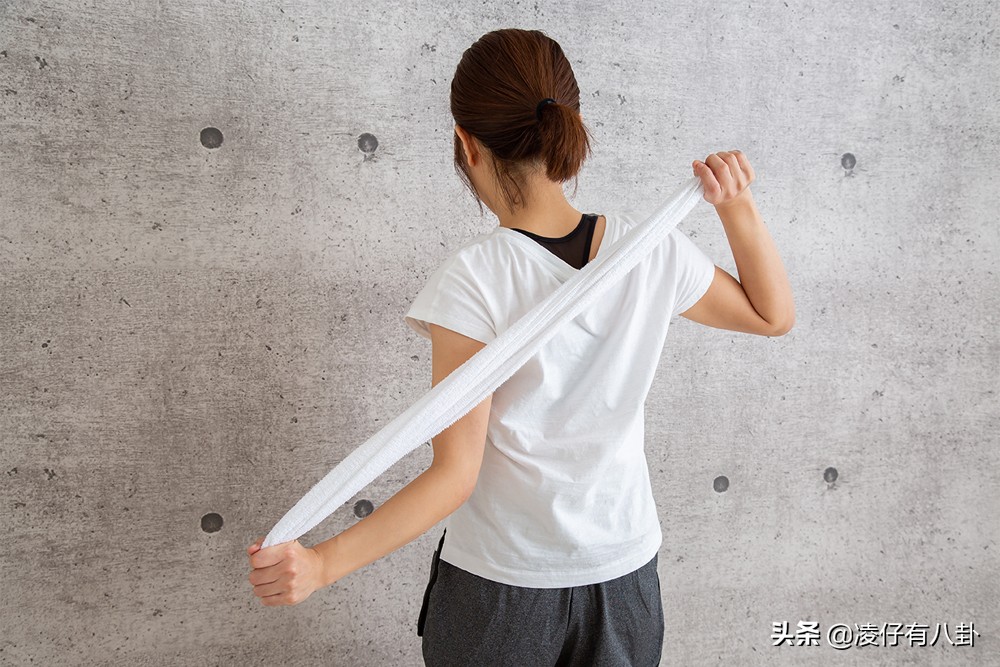 肩膀太僵硬怎么变柔软,上班肩颈僵硬怎么办