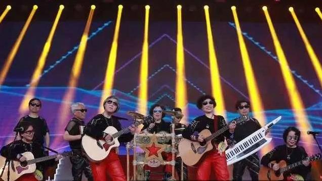 杭州67岁普通老太太，穿短裙，学吉他，玩摇滚：老了我也要怒放