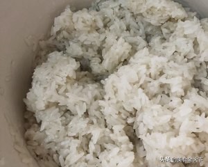 米饭加入豆泡里，做成客家糯米豆腐酿，好吃的很，方法在这拿走吧