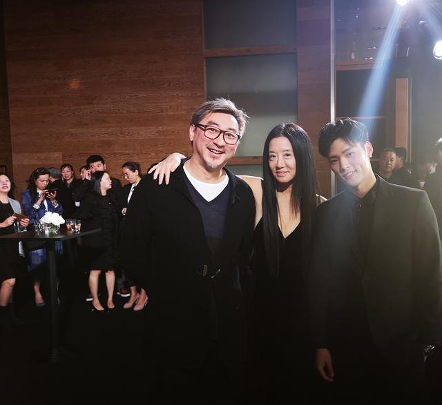 婚纱女王也老了，70岁王微微穿露肩衫喇叭裤，面容松弛依旧时髦