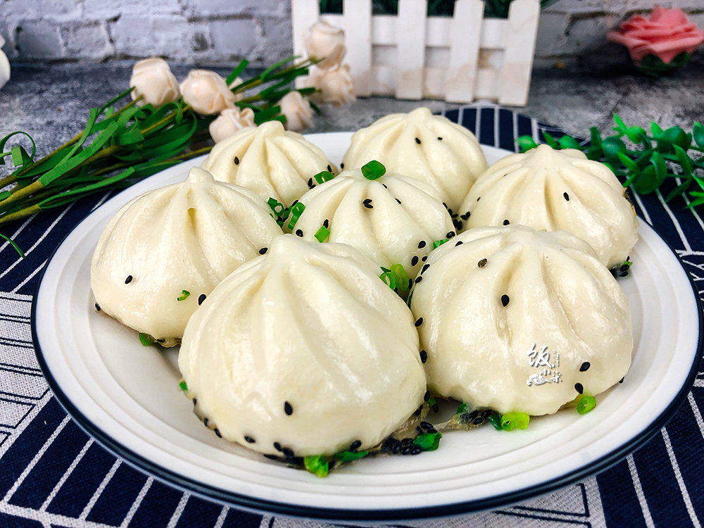 水煎包怎么做底部更酥脆？大厨：别只加清水，教你一招，酥脆好吃