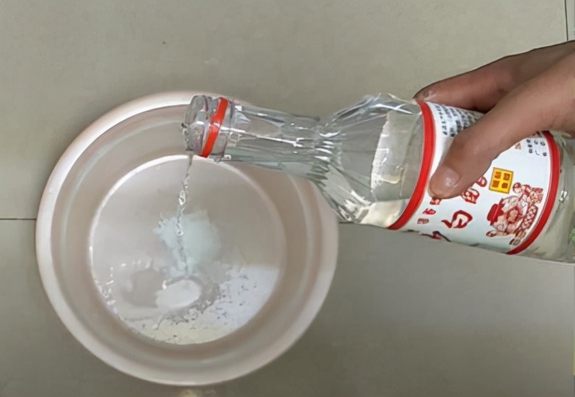 宝宝的衣服有黄色污渍怎么洗掉,滚筒洗衣机洗完衣服有黄色的污渍