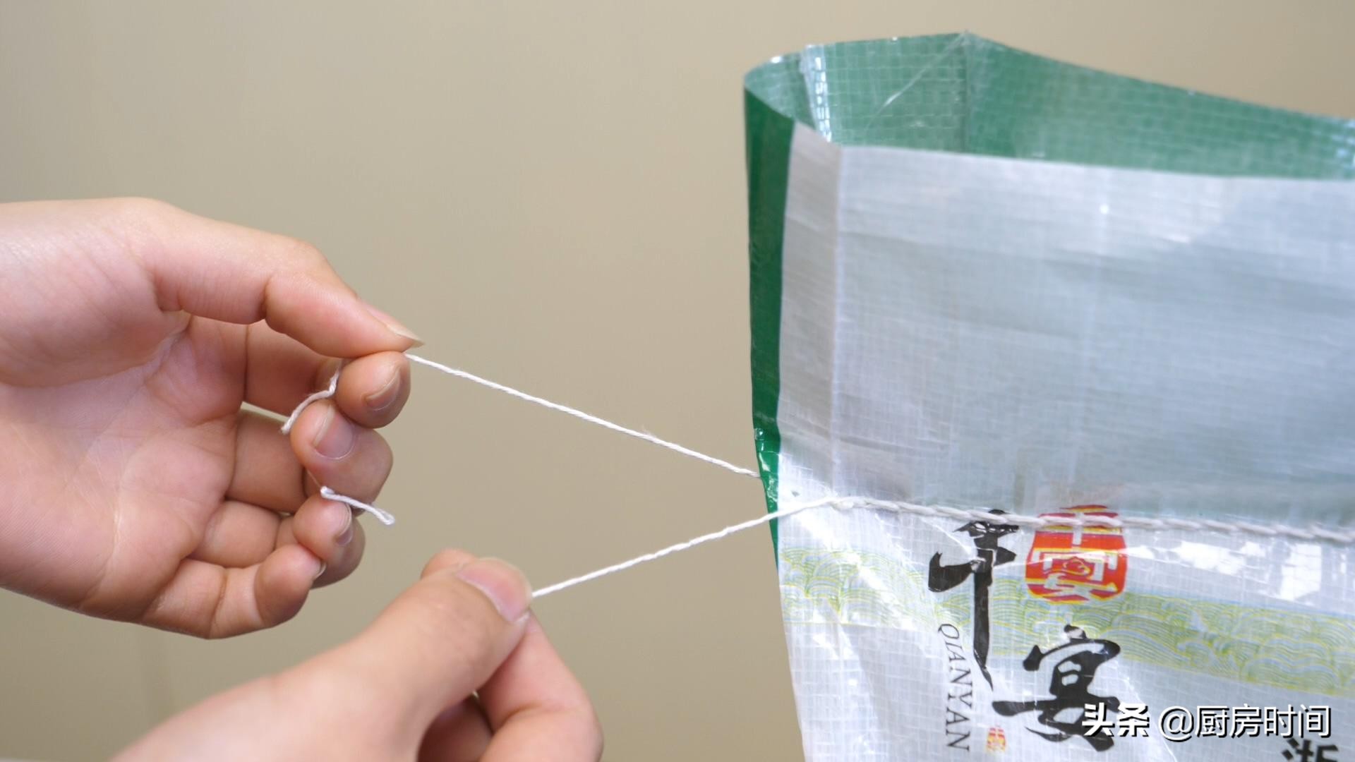 米袋缝线怎么操作又快又好,米袋面袋打开的方法