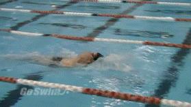 仰泳游偏了怎么办仰泳总是向下沉,仰泳怎样才不会游歪了