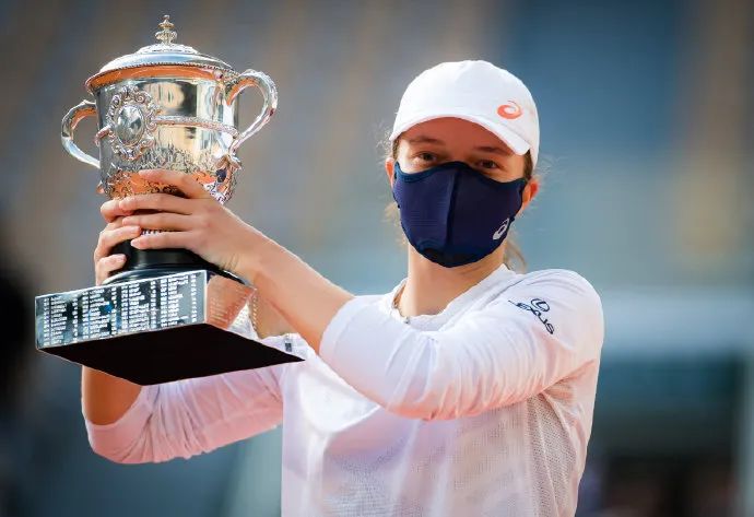 一黑到底，波兰新星法网登顶；包揽冠亚军，瑞士网球后继有人