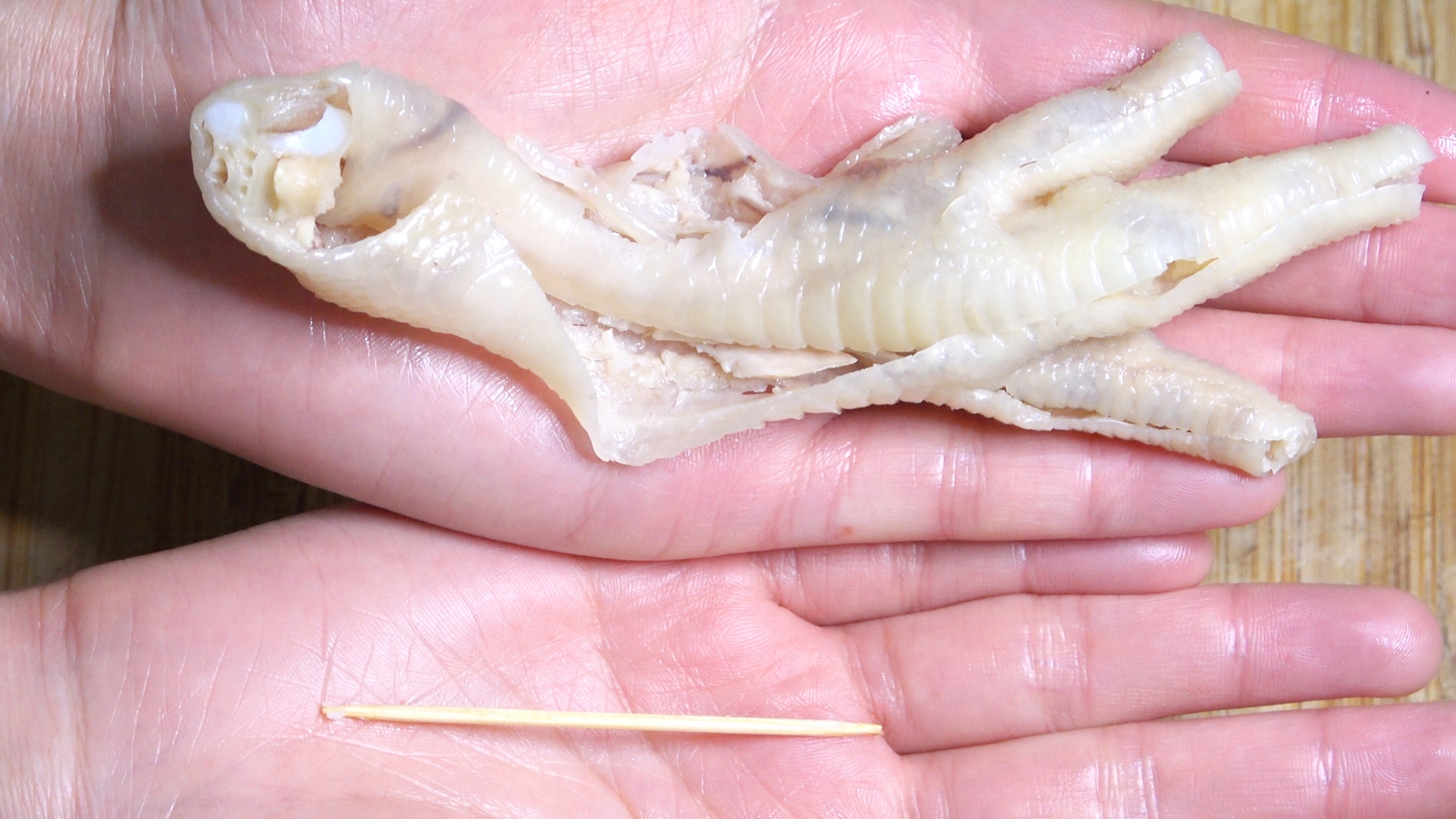 鸡爪去骨新方法，一根牙签就搞定，简单快速又完整，真实用
